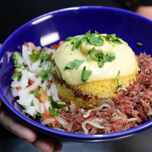 Cuscuz nordestino com carne seca e queijo