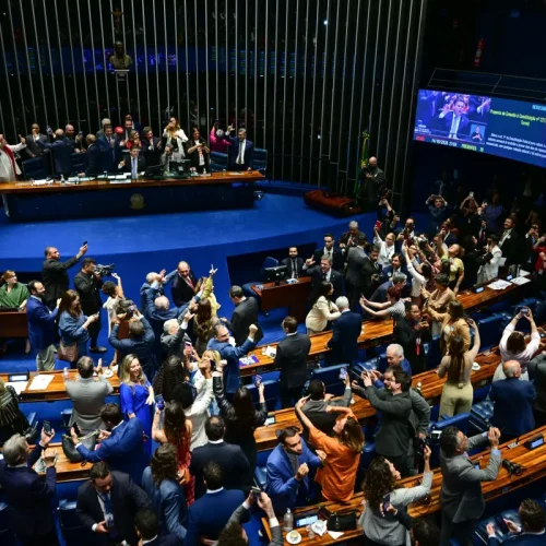 Congresso Nacional promulga fim da escala de trabalho 6x1