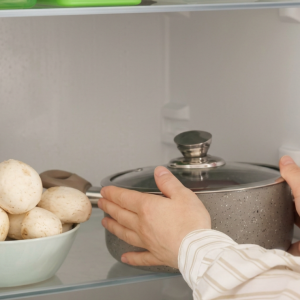 Pode guardar panela com comida dentro da geladeira? Entenda