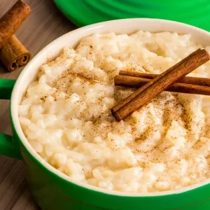 Descubra a maneira perfeita de preparar um arroz doce cremoso, simples e tradicional que evoca lembranças reconfortantes de tempos especiais. Esta receita clássica é um verdadeiro deleite para fins de tarde em família, trazendo à tona o inconfundível sabor de casa de vó