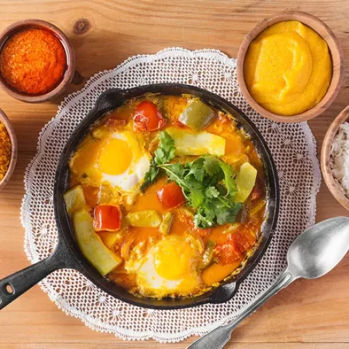 A moqueca de ovo com mamão verde é um prato prático, econômico e saboroso