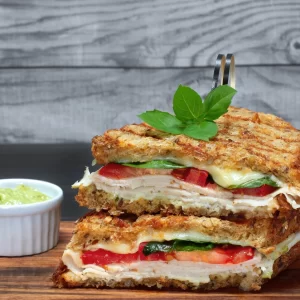 Sanduíche de frigideira com molho pesto e parmesão