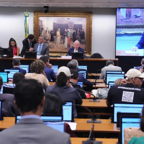 Pedido de vista adia análise da PEC da escala 6x1 na CCJ da Câmara