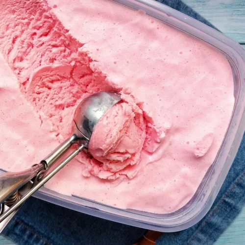 Um sorvetinho caseiro e rápido para espantar o calor! Com apenas 3 ingredientes e algumas horas no freezer, você prepara essa delícia.