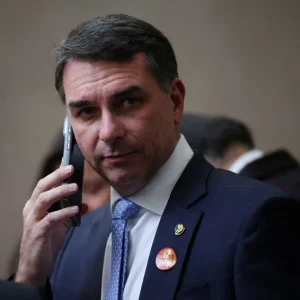 Campanha de Flávio vê "sistema" atuando contra senador