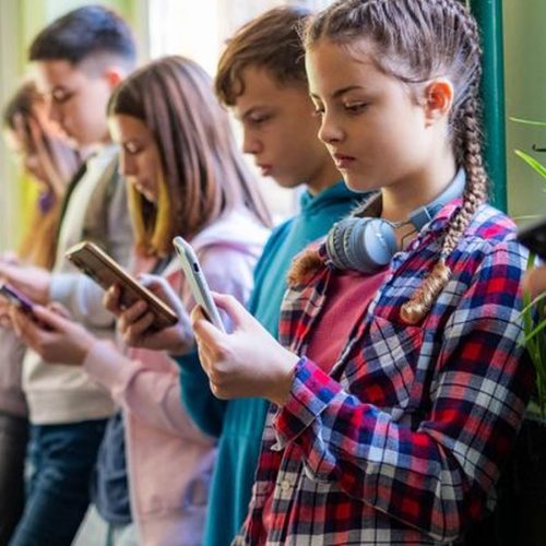 Noruega planeja restringir o uso de redes sociais para menores de 16 anos