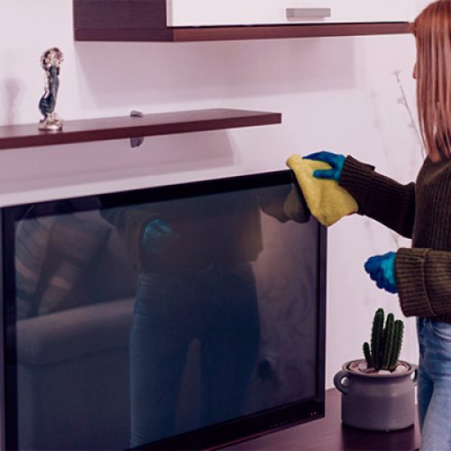 Aprenda a limpar a tela da TV do jeito certo